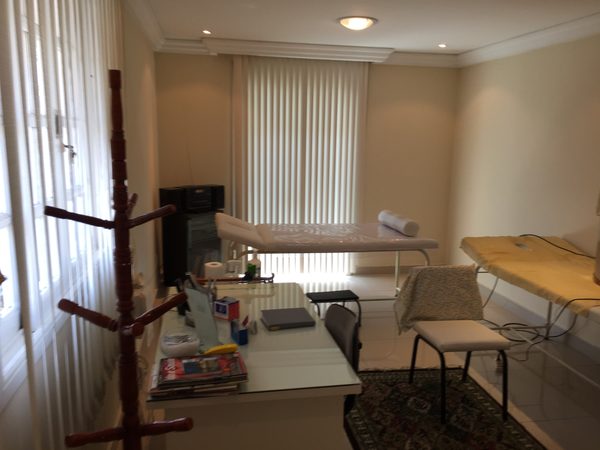 Sala de atendimento com maca